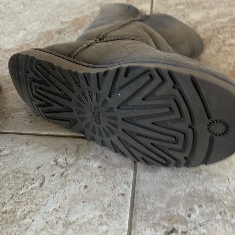 Ugg Bailey Button Boot - Picture 11 of 13